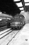 38 2761 vom Bw Duisburg Hbf fährt durch den winterlichen Düsseldorfer Hauptbahnhof, dem in Folge des Krieges wohl noch ein paar Glasscheiben im Dach fehlten. (02.1956) <i>Foto: Ernst Winter</i>