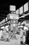 Zugzielanzeiger auf Bahnsteig 4 in Düsseldorf Hbf. Interessant ist, das er gleichzeitig auch als Wagenstandsanzeiger diente. (03.1956) <i>Foto: Ernst Winter</i>