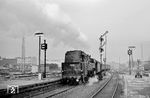 65 015 vom Bw Essen Hbf schiebt einen Wendezug nach Essen aus Düsseldorf Hbf. Die Lok war zum Aufahmezeitpunkt erst vier Wochen alt. (03.1956) <i>Foto: Ernst Winter</i>