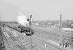 03 061 vom Bw Köln-Deutzerfeld fährt mit einem Eilzug auf den Ortsgleisen in Düsseldorf-Derendorf südwärts. (03.1956) <i>Foto: Ernst Winter</i>