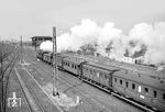 Eine preußische T 18 mit einem Personenzug Richtung Duisburg in Düsseldorf-Derendorf. (03.1956) <i>Foto: Ernst Winter</i>