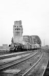 38 3208 vom Bw Dieringhausen erreicht über die Hohenzollernbrücke kommend den Kölner Hauptbahnhof. (06.1956) <i>Foto: Ernst Winter</i>