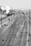Blick von der "Langen Brücke" auf die östliche Ein- und Ausfahrt des Rangierbahnhofs in Wuppertal-Vohwinkel. Von den umfangreichen Gleisanlagen ist heute nichts mehr übrig geblieben. Lediglich die Ferngleise, auf denen gerade eine P 8 in Richtung Gruiten unterwegs ist, sind geblieben und die heute daneben liegende S-Bahnstrecke. (06.1956) <i>Foto: Ernst Winter</i>
