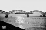 Eine P 8 überquert die Düsseldorfer Rheinbrücke zwischen Neuss und Düsseldorf Hamm. (12.1956) <i>Foto: Ernst Winter</i>