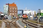 Der Schwedenkai liegt in den Kieler Stadtteilen Altstadt und Vorstadt und befindet sich in direkter Innenstadtlage, gegenüber dem Neuen Rathaus. Am Schwedenkai wurden im Jahr 2018 rund 29.000 Einheiten im Kombinierten Verkehr umgeschlagen. Durch Anlage eines dritten Gleises für den Seehafenhinterlandverkehr 2020 konnten die Kapazitäten wesentlich erhöht werden. NEG DL 2 stellt gerade Nachschub für die Fähre zu. (09.03.2026) <i>Foto: Thorsten Eichhorn</i>