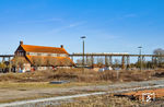 DSB MF 5073 auf der Rendsburger Hochbrücke mit der Nordmarkhalle. Durch das Fällen zahlreicher Bäume war dieser freie Blick auf Halle und Brücke nach Jahren erstmals wieder möglich. (04.03.2026) <i>Foto: Thorsten Eichhorn</i>