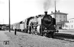 Der Bahnhof Kaufering ist ein Eisenbahnknoten, der die Bahnstrecke München–Buchloe mit der Bahnstrecke Bobingen–Kaufering und der Bahnstrecke Kaufering–Landsberg am Lech verknüpft. 18 615 (Bw Lindau) ist mit E 827 nach München dort eingetroffen. (28.10.1960) <i>Foto: Dr. Albert Mühl</i>