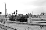 SNCF 232 TC 425, eine ehemalige elsässische T 18, ergänzt ihre Wasservorräte im Bahnhof Haguenau (Hagenau). 1962 wurde sie ausgemustert. Die T 18 war insgesamt 51 Jahre im Elsaß heimisch. (08.1959) <i>Foto: Dr. Albert Mühl</i>