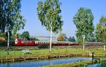An den Fischteichen von Neukirchen im Haunetal fährt 103 210 mit EC 77 "Mont-Blanc" (Hamburg-Altona - Frankfurt/M - Basel SBB - Lausanne - Geneve) vorbei. (23.10.1990) <i>Foto: Wolfgang Bügel</i>