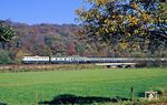 Die Frankfurter 110 110 mit D 350 (Berlin Stadtbahn - Bebra - Frankfurt/M) im herbstlichen Haunetal bei Odensachsen. (23.10.1990) <i>Foto: Wolfgang Bügel</i>