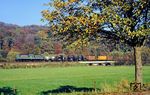 151 053 mit einem südwärts fahrenden Durchgangsgüterzug (Dg) an der Haunebrücke bei Odensachsen. (23.10.1990) <i>Foto: Wolfgang Bügel</i>