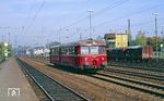 Auf der verbliebenen Stichstrecke von Opladen nach Hilgen bestritt ein einsamer 515 im Sommerfahrplan 1990 den Gesamtverkehr. Zum Laden musste das Fahrzeug in der Mittagspause nach Wuppertal-Steinbeck fahren. Hier kehrt der an diesem Tag Dienst tuende 515 616 (Bw Mönchengladbach) in Solingen-Ohligs als Lt 33506 frisch aufgeladen zurück nach Opladen. (24.10.1990) <i>Foto: Joachim Bügel</i>