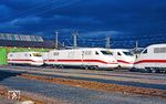 Im AW Opladen standen immer mehrere ICE-Triebköpfe zur Abnahme bereit, wie hier u.a. 401 014, 401 518 und 401 506. Neben der Prüfung durch das AW waren auch ständig Mitarbeiter der Herstellerbetriebe (Krupp, Thyssen-Henschel, ABB) vor Ort, um die Fahrzeuge zu testen. Diese waren allerdings nie gemeinsam auf den Fahrzeugen, da man sich nicht gegenseitig in die Karten schauen lassen wollte. So kam mancher Triebkopf anfangs auch nicht über die Werksausfahrt hinaus oder musste spätestens in Solingen die Versuchsfahrt abbrechen. (02.11.1990) <i>Foto: Joachim Bügel</i>