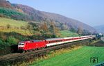 120 140 führt den IC 583 "Jakob Fugger" (Hamburg-Altona - Würzburg - München) bei Wichmannshausen nördlich von Sontra. (10.11.1990) <i>Foto: Wolfgang Bügel</i>