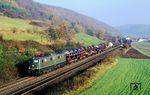 150 089 (Bw Nürnberg 2) mit einem südwärts fahrenden Dg im Sontratal bei Wichmannshausen. (10.11.1990) <i>Foto: Wolfgang Bügel</i>