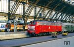 Die Trierer 215 135 wartet in Köln Hbf vor N 7641 nach Gerolstein auf die Abfahrt. Dahinter ist die City-Bahn 218 134 eingefahren. (15.11.1990) <i>Foto: Joachim Bügel</i>