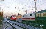Während 401 551 mit dem ICE-Dummyzug Dsts 83775 im Bahnhof Solingen-Ohligs eine Überholung abwartet, kommt ihm 103 157 mit IC 129 "Karwendel" (Hannover - Köln - Frankfurt/M - München - Garmisch-Partenkirchen - Innsbruck) entgegen. Der Triebkopf 401 557-7 war als hinterer Triebkopf in die verheerende Entgleisung des ICE 884 „Wilhelm Conrad Röntgen“ am 3. Juni 1998 in Eschede verwickelt und diente anschließend bis zur Ausmusterung am 1. November 2001 als Ersatzteilspender.  (27.11.1990) <i>Foto: Joachim Bügel</i>