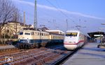 110 396 vom Bw Dortmund Bbf fährt mit dem D 240 "Ost-West-Express" (Moskva - Minsk - Brest - Warszawa - Frankfurt/Oder - Berlin Stadtbahn - Hannover - Köln - Paris Nord) in den Bahnhof Solingen-Ohligs (heute Solingen Hbf) ein. Währenddessen rauscht der ICE-Dummyzug Dsts 83777 mit Triebkopf 401 520 am Zugschluss durch Gleis 3. (27.11.1990) <i>Foto: Joachim Bügel</i>
