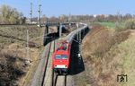 Von der Baureihe 252 gab es nur vier Prototypen. Es war die letzte Neuentwicklung einer Elektrolokomotive der Deutschen Reichsbahn. lnzwischen gibt es noch zwei betriebsfähige Exemplare. Nach erfolgter Hauptuntersuchung ist 252 004 des Fahrzeugwerks Karsdorf mit dem leeren Staubgutwagenzug vom Zementwerk Karsdorf zum Braunkohlekraftwerk in Spreewitz zwischen Leipzig-Thekla und Leipzig-Heiterblick unterwegs. Der Zug schlängelt sich vom Leipziger Güterring kommend auf die Bahnlinie nach Eilenburg, Torgau, Cottbus. (19.03.2026) <i>Foto: Ralf Opalka</i>
