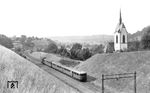 ET 25 019 als T 2574 auf der Wehratalbahn von Schopfheim nach Bad Säckingen vor der katholischen Kirche Sankt Ulrich in Öflingen (Baden). (1954) <i>Foto: Carl Bellingrodt</i>