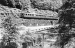 Die Betriebsvereinigung der Südwestdeutschen Eisenbahnen (SWDE) ließ nach dem Zweiten Weltkrieg den im Krieg ausgebrannten ET 25 026 wiederaufbauen, um mit ihm Versuchsfahrten durchführen zu können. Die Deutsche Bundesbahn übernahm den Triebwagen später als ET 255 01 und setzte ihn im Reisezugverkehr ein. Der Triebwagen erhielt eine elektrische Bremse und eine Magnetschienenbremse und war damit auch für den Einsatz auf der Höllentalbahn geeignet. Hier ist er als T 1544 nach Freiburg im Höllental bei Hirschsprung unterwegs. (06.1958) <i>Foto: Carl Bellingrodt</i>