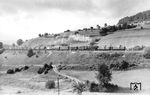 Bei Mottgers leisten die Fuldaer V 100 2004 und V 100 2017 der Bebraer 44 1264 (?) Vorspann vor einem Güterzug. Die Vorspanndienste der bergfahrenden Güterzüge wurden wegen der anstehenden Elektrifizierung der Nord-Süd-Strecke notwendig, um die Verrauchungen in den Tunneln zu minimieren. Das Fragezeichen hinter der von Carl Bellingrodt vermeintlich identifizierten 44 1264 bezieht sich auf den Umstand, dass die Lok seit Januar 1958 eine Ölfeuerung besaß. (15.09.1962) <i>Foto: Carl Bellingrodt</i>