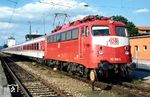 113 269 (ex E 10 1269) ist mit IC 119 "Karwendel" (Münster - Köln - München - Mittenwald - Innsbruck) in Weilheim (Oberbay) eingetroffen, wo der Zug um 14.57/58 Uhr einen planmäßigen Halt hatte. (28.07.1997) <i>Foto: Rolf Hahmann</i>