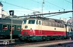 E 10 1266 (Bw Heidelberg) übergibt in Basel SBB den TEE 10 "Rheingold" nach Geneve an eine Schweizer Lok. (09.1966) <i>Foto: Rolf Hahmann</i>