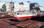 E 10 1269 (Bw Frankfurt/M-1) verlässt mit TEE 77 "Helvetia" den Hamburger Hauptbahnhof und wird gegen 17.00 Uhr den Zielbahnhof in Altona erreichen. Der TEE 77 erreichte über eine Entfernung von 865 km mit sieben Zwischenhalten von Zürich bis Hamburg eine Reisegeschwindigkeit von 105,3 km/h und war damals einer der schnellsten Züge der DB. (08.1968) <i>Foto: Rolf Hahmann</i>