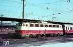 E 10 1268 (Bw Heidelberg) wartet vor dem TEE 22 "Rheinpfeil" nach München auf die Abfahrt in Dortmund Hbf. Die Heidelberger Lok blieb von Dortmund bis Frankfurt/M am Zug und übergab dort an eine Schwesterlok bis Nürnberg. Bis München bespannte dann eine Vorserien 103 den Zug. (03.1967) <i>Foto: Rolf Hahmann</i>