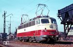 Mit dem ab Sommerfahrplan 1962 eingesetzten "neuen" Rheingold setzte die DB Maßstäbe im internationalen Fernverkehr, sowohl was den angebotenen Komfort betraf, als auch die erreichte Reisegeschwindigkeit. Erstmals nach dem Krieg wurde wieder planmäßig eine Höchstgeschwindigkeit von 160 km/h ausgefahren. Dafür brauchte man geeignete Lokomotiven, die zudem mit einem ansprechenden Äußeren dem repräsentativen Anspruch dieses Zuges gerecht werden sollten. Eine Neuentwicklung kam angesichts der geringen Stückzahl nicht in Frage. Vielmehr bot es sich an, die in Serienproduktion befindliche Schnellzuglok Baureihe E10.1 entsprechend zu adaptieren. Der große Erfolg des neuen "Rheingold" veranlasste die DB, nur ein Jahr später auch den Korrespondenz-Zug "Rheinpfeil" auf das neue Wagenmaterial umzustellen. Hierfür wurden fünf weitere Loks eingeplant. Im Oktober 1963 begann die Auslieferung der Loks E 10 1308 - 1312 für den "Rheinpfeil". E 10 1312 präsentiert sich in ihrem Heimat-Bw Nürnberg Hbf.  (02.1967) <i>Foto: Rolf Hahmann</i>