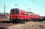 Ab 1963 wurden alle noch vorhandenen Vorkriegsbaureihen der ET 25, ET 31/32, ET 55 und ET 65 bei der DB grundlegend überholt und im Ausbesserungswerk Stuttgart-Bad Cannstatt mit einer neuen einheitlichen Kopfform, dem sogenannten Cannstatter Kopf, versehen und kamen im Stuttgarter Vorortverkehr zum Einsatz. Dabei wurden zum Teil auch die Steuerwagen (ES) zu Mittelwagen (EM) umfunktioniert und somit eine Familie äußerlich ähnlicher dreiteiliger Triebwagen begründet. Diese Triebzüge fuhren in der Zusammensetzung Triebwagen (ET) + antriebsloser Mittelwagen (EM) + Triebwagen (ET). Der ET 25 003 ist in Esslingen als Rangierfahrt unterwegs. (10.1967) <i>Foto: Rolf Hahmann</i>
