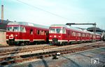 Der ET 27 wurde als Nahschnellverkehrszug für Ballungsräume konzipiert. Er bestand aus je zwei Trieb- und einem Mittelwagen ohne Antrieb. Die Züge führten die erste und zweite Wagenklasse und verfügten über einen Gepäckraum. In Esslingen sind die fabrikneuen ET 27 002 (links) und ET 27 003 eingetroffen. (1964) <i>Foto: Rolf Hahmann</i>