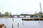 Eine unerkannt gebliebene Osnabrücker 01.10 überquert mit dem Holland-Skandinavien-Expreß F 191 die Lombardsbrücke über die Alster in Hamburg. (27.04.1968) <i>Foto: Alan Brack</i>