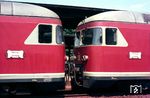 Verbindung zweier ET 27 (ET 27 002 mit 004) über die Scharfenbergkupplung. Die starre Mittelpufferkupplung ermöglicht ein selbsttätiges Kuppeln sowie ein einfaches und vor allem sicheres Entkuppeln. (06.1966) <i>Foto: Rolf Hahmann</i>