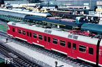 Der ET 27 004 wurde als Nahverkehrszug der Zukunft auf der IVA in München vorgestellt. Im späteren Alltagsbetrieb bewährte sich das Fahrzeug jedoch nicht, weshalb er nur in 5 Exemplaren gebaut wurde. (09.1965) <i>Foto: Rolf Hahmann</i>