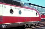 Der VT 11 stand für luxuriöses Reisen im internationalen Trans-Europ-Express-Verkehr (TEE) der 1950/60er Jahre. Die Mittelwagen bestanden aus Abteilwagen mit Seitengang, Großraumwagen mit Mittelgang, Speisewagen mit Barraum und Küchenwagen mit Speiseraum. Im Großraumwagen war die Bestuhlung in oder gegen die Fahrtrichtung drehbar, wobei jede Sitzreihe ihre jeweils eigenen Fenster links und rechts hatte. Sämtliche Wagen besaßen eine eigene Klimaanlage. VT 11 5003 wurde in seinem Heimat-Bw Hamburg-Altona angetroffen. (05.1967) <i>Foto: Rolf Hahmann</i>