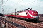 Mit Einführung des des zweistündig getakteten Intercity-Verkehrs im Jahr 1971 - zunächst ausschließlich mit der 1. Klasse - ergänzten die ehemaligen noblen TEE-Züge der Baureihe VT 11.5 (ab 1968: 601) die lokbespannten Züge. Statt des "TEE"-Emblems pragte nun an den Stirnseiten das neue "InterCity"-Signet, so wie an 601 019 im Bw München Hbf. (07.1971) <i>Foto: Rolf Hahmann</i>