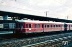 VT 60 505 (Bw Rheine) steht als E 859 nach Gronau (Westf) abfahrbereit in Gleis 26 des Dortmunder Hauptbahnhofs. (03.1959) <i>Foto: Rolf Hahmann</i>