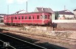 VT 60 510 (ex DRB 137 358) sonnt sich im Bw Gießen. Bei ihm handelt es sich um einen vierachsigen Triebwagen, der mit 225 PS Motorleistung vornehmlich für den Einsatz auf Nebenbahnen mit einer Höchstgeschwindigkeit von 80 km/h beschafft worden war. Die geringe Motorleistung konnte durch die Leichtbauausführung des Fahrzeugs wieder wettgemacht werden. Gemeinsam mit den 360 PS-Hauptbahntriebwagen VT 36 gehörten sie zu den beiden einzigen Dieseltriebwagentypen mit hydraulischer Kraftübertragung, die die Reichsbahn in einer größeren Serie beschaffte. In den 1950er Jahren wurden die VT 60 modernisiert und mit Polstersitzen in der früheren 3. Klasse ausgestattet. (30.08.1964) <i>Foto: Rolf Hahmann</i>