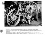 Montage des Kreuzkopfs am Triebwerk einer Lok der CSD-Reihe 476.0 bei Škoda in Plzen. (1950) <i>Foto: Werkfoto</i>