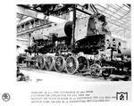 Aufsetzen des Lokrahmens mit dem bereits montierten Kessel auf die Radsätze einer Lokomotive der CSD-Reihe 498.0 bei den Škoda-Werken in Plzen. (1947) <i>Foto: Werkfoto</i>