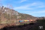 CD 388 105 mit einem Containerzug aus Decin im Elbsandsteingebirge bei Rathen. (26.02.2026) <i>Foto: Marvin Christ</i>