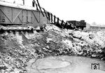 Als Industriestandort und Eisenbahnknotenpunkt mit einem großen Ausbesserungswerk der Reichsbahn wurde Opladen Ziel mehrerer alliierter Luftangriffe, deren schwerster am 28. Dezember 1944 durch die britische Luftwaffe erfolgte. Die Folgen im Bahnhof Opladen dokumentierte der Chef der Wuppertaler Bahnpolizei. Ein großer Bombentrichter fand sich mitten im Bahnhof neben dem Kühlwagen "Berlin 8607", der erstaunlicherweise durch die Druckwelle nicht umgeworfen wurde. (28.12.1944) <i>Foto: Karl Wolter</i>