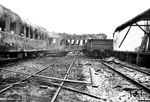 Ausgebrannte Reisezugwagen nach dem Luftangriff vom 28.12.1944 im Bahnhof Opladen. Die Kriegsaufnahmen stammen von Reichsbahnrat Karl Wolter, dem Chef der Wuppertaler Bahnpolizei. Er war neben Walter Eckler mit der Erfassung der Kriegsschäden im Bereich der RBD Wuppertal betraut und entschärfte so manchen Blindgänger selbst. (28.12.1944) <i>Foto: Karl Wolter</i>