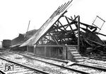 Schäden an der Güterabfertigung im Bahnhof Opladen. (28.12.1944) <i>Foto: Karl Wolter</i>