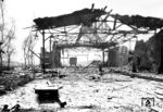 Die zerstörte Güterabfertigung im Bahnhof Opladen. Der gezielte Luftangriff auf die Bahnanlagen dürfte anschließend von den Alliierten als voller Erfolg gewertet worden sein. (28.12.1944) <i>Foto: Karl Wolter</i>