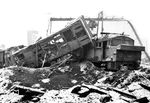 Auch das Bw Opladen wurden bei dem Luftangriff vom 28.12.1944 in Mitleidenschaft gezogen. Dort wurde ein G-Wagen auf die abgestellte 74 526 vom Bw Lennep geschleudert. Die Lok kam wieder ans Laufen und wurde erst 1957 ausgemustert. (28.12.1944) <i>Foto: Karl Wolter</i>