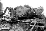 Im Bw Opladen wurde 38 1910 vom Bw Düsseldorf Abstellbf durch die Druckwelle einer Bombe umgeworfen. Auch sie wurde wieder ausgebessert und stand noch bis 1963 in Düsseldorf im Einsatz. Die Lok war allerdings vom Pech verfolgt. Nach einem Brückeneinsturz am Samstag, den 9. Februar 1946, landete sie mit einem Güterzug in der Wupper (vgl. Bild-Nrn. 100348 - 100352) und konnte erst im März 1947 geborgen werden. (28.12.1944) <i>Foto: Karl Wolter</i>