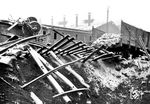 Zerstörungen im Bw Opladen. Im Hintergrund ist der Hilfszug des Bw zu sehen, der angesichts dieser Schäden wohl auch nicht mehr viel ausrichten konnte. Der Chef der Wuppertaler Bahnpolizei dokumentierte die Kriegsschäden. (28.12.1944) <i>Foto: Karl Wolter</i>
